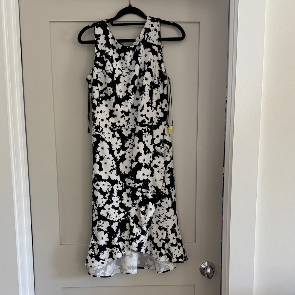 Calvin Klein / size 8 / Black and White Floral Dress